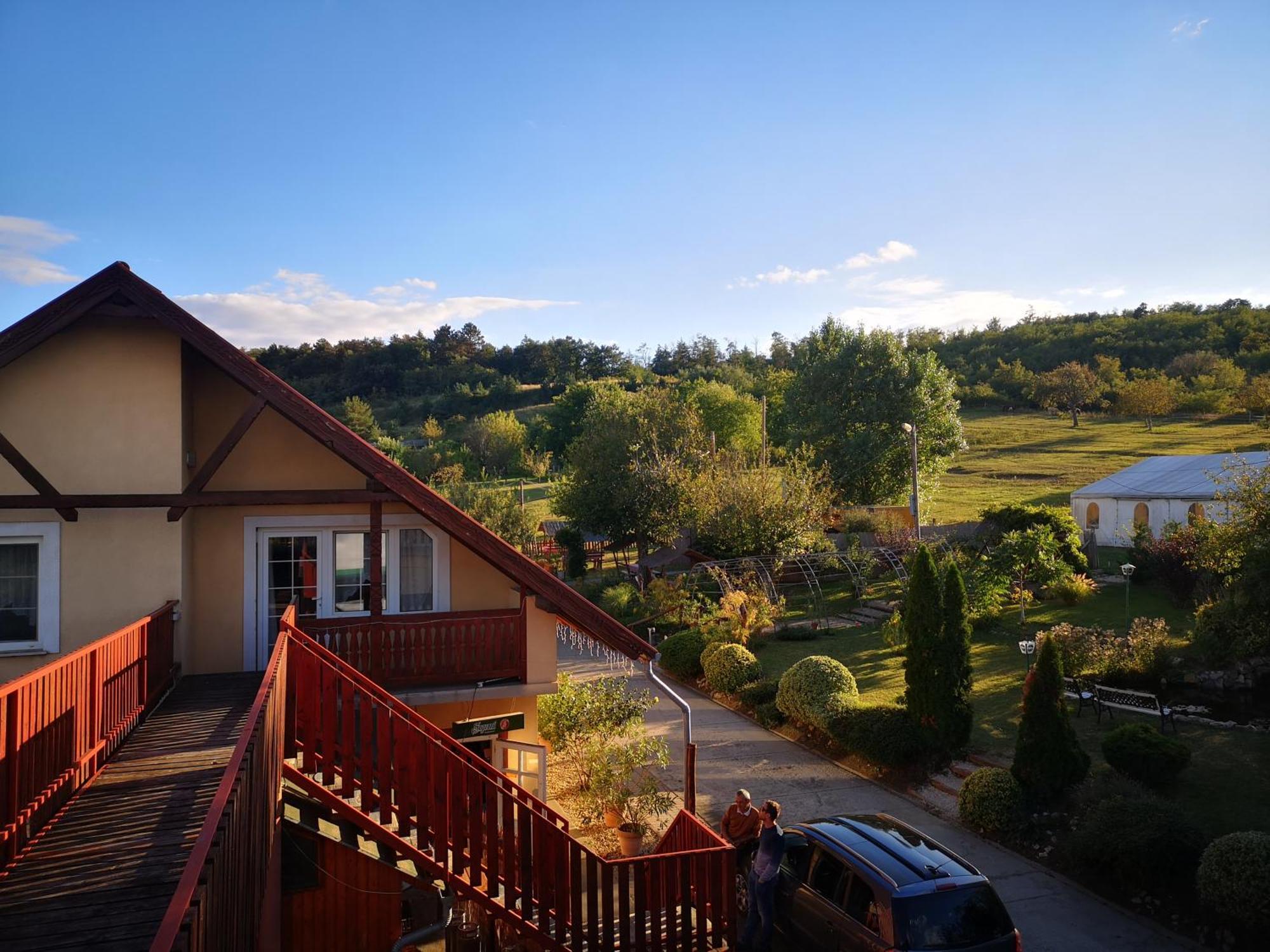 Bed and Breakfast Pilisi Lovas Major, Dorog Exterior foto